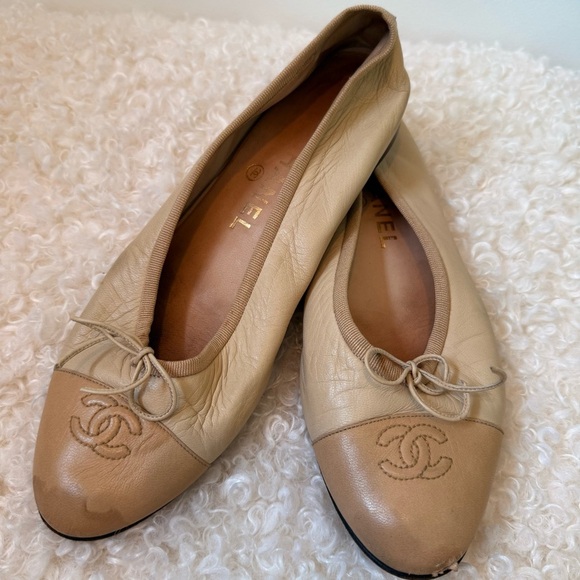 CHANEL Tan and Cream Cap Toe Logo Ballet Flats 38.5 - Picture 1 of 9
